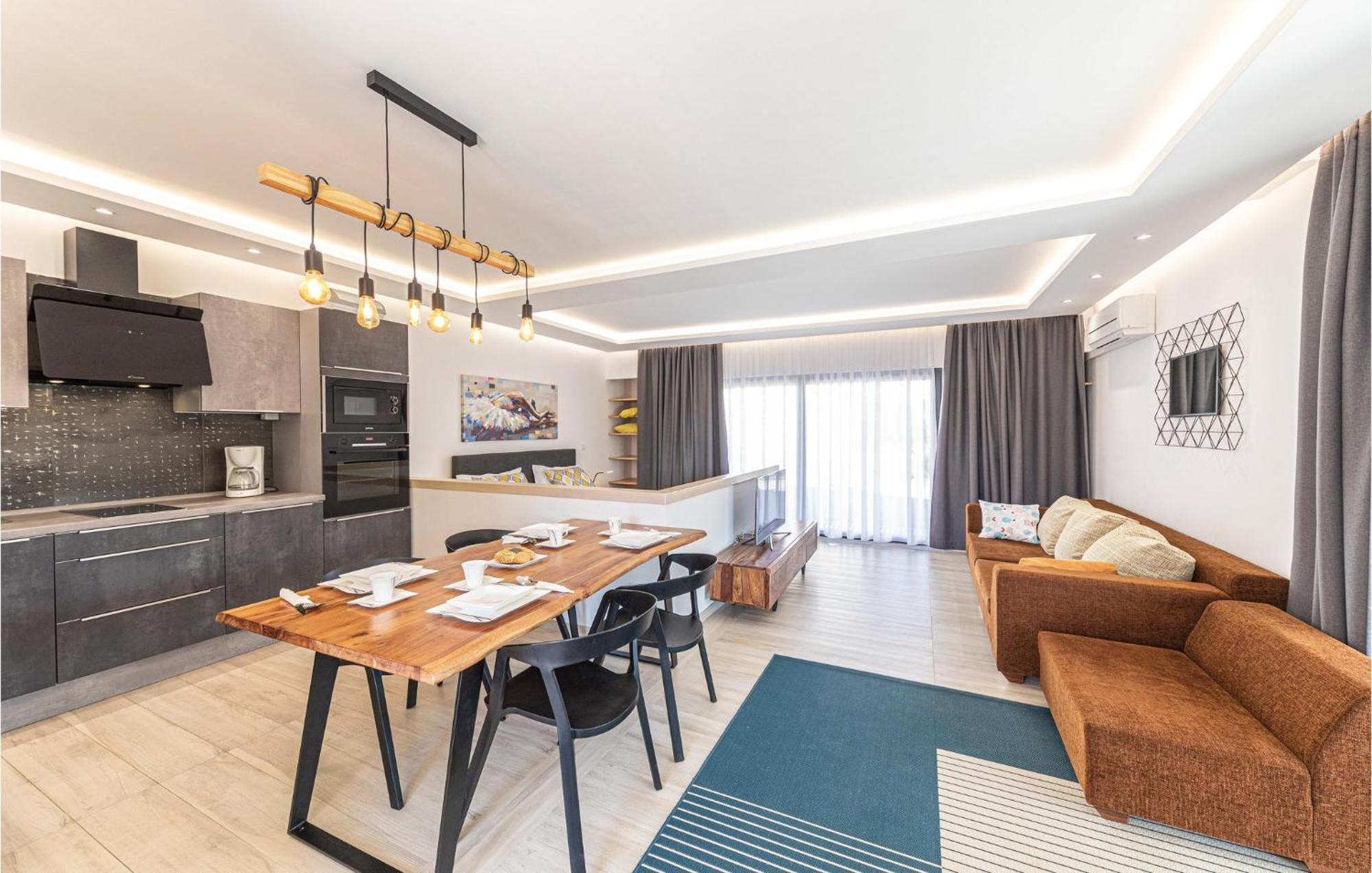 5 Bedroom Cozy Home In Okrug Donji Donji Okrug  Exterior foto