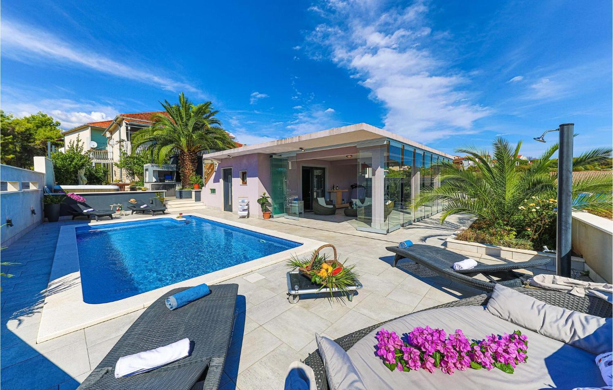 5 Bedroom Cozy Home In Okrug Donji Donji Okrug  Exterior foto