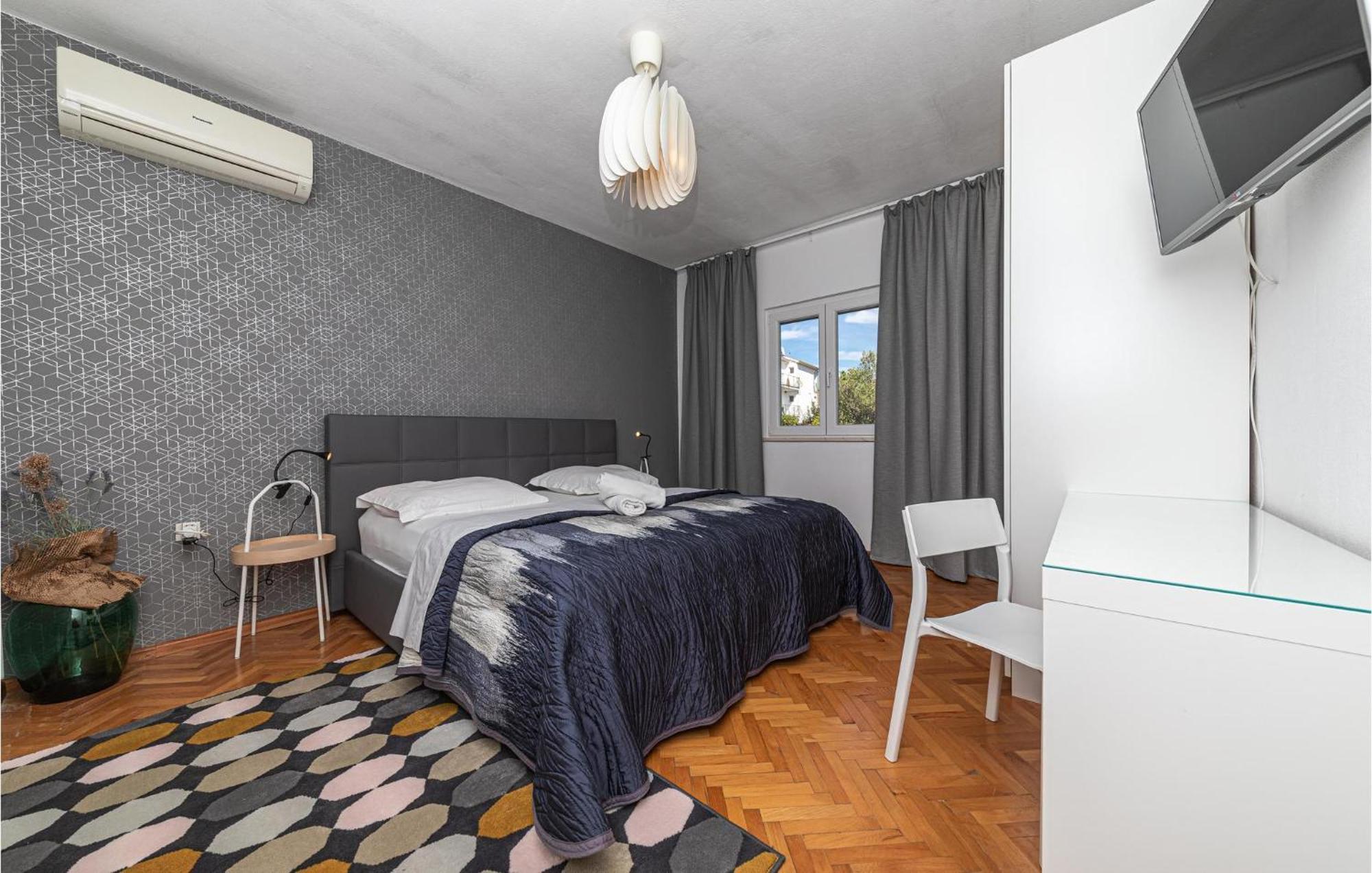 5 Bedroom Cozy Home In Okrug Donji Donji Okrug  Exterior foto