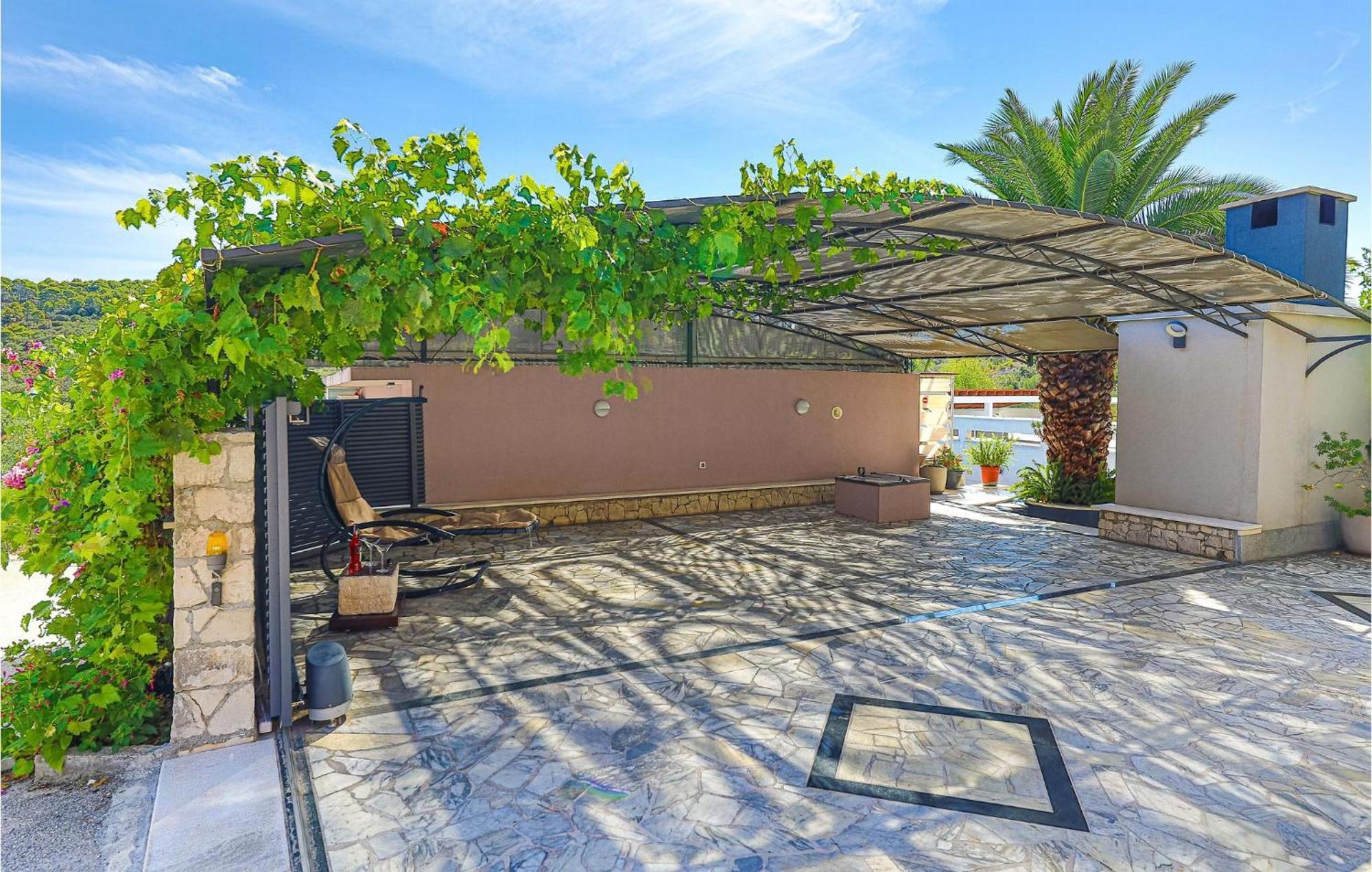 5 Bedroom Cozy Home In Okrug Donji Donji Okrug  Exterior foto
