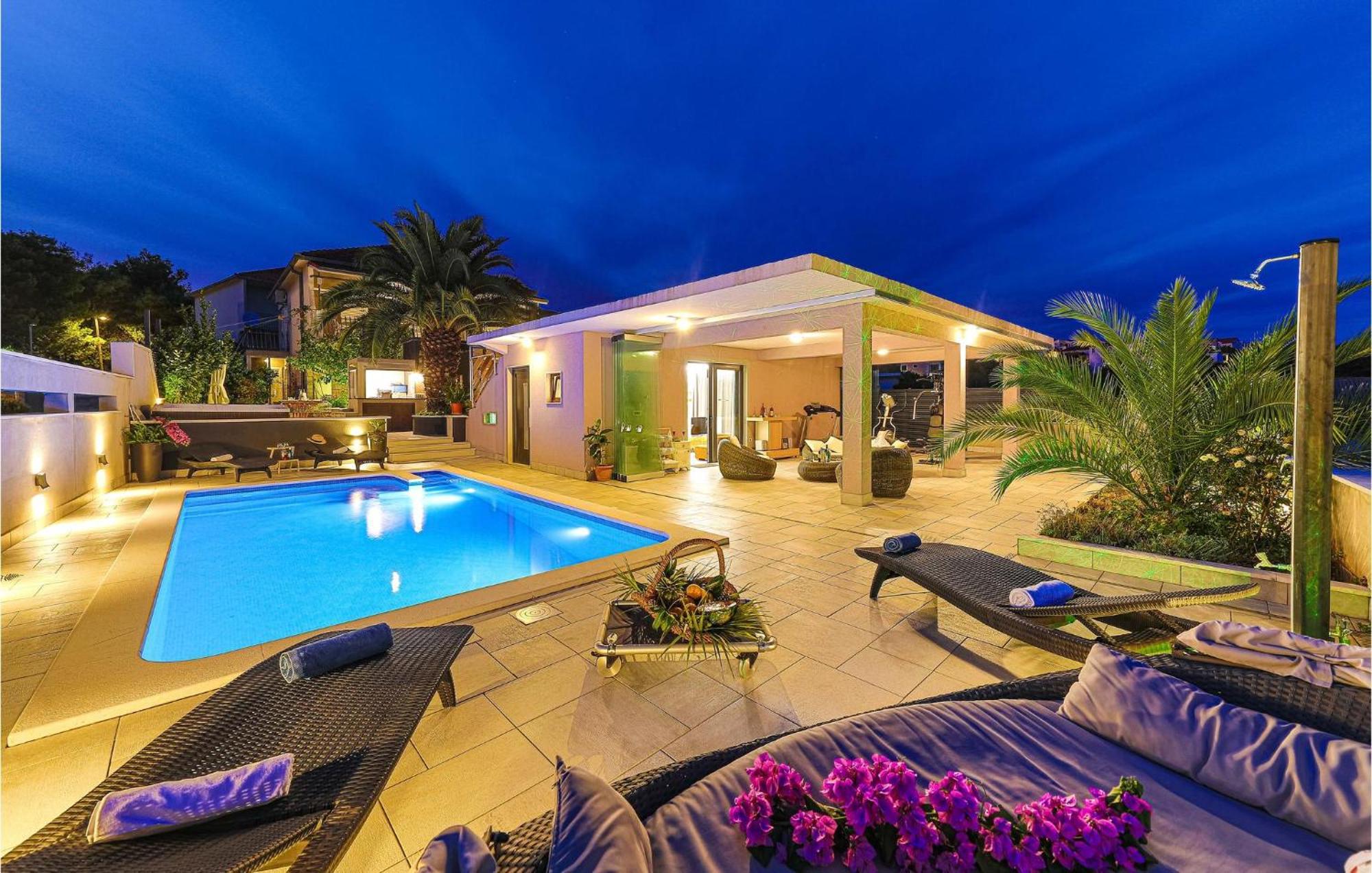 5 Bedroom Cozy Home In Okrug Donji Donji Okrug  Exterior foto