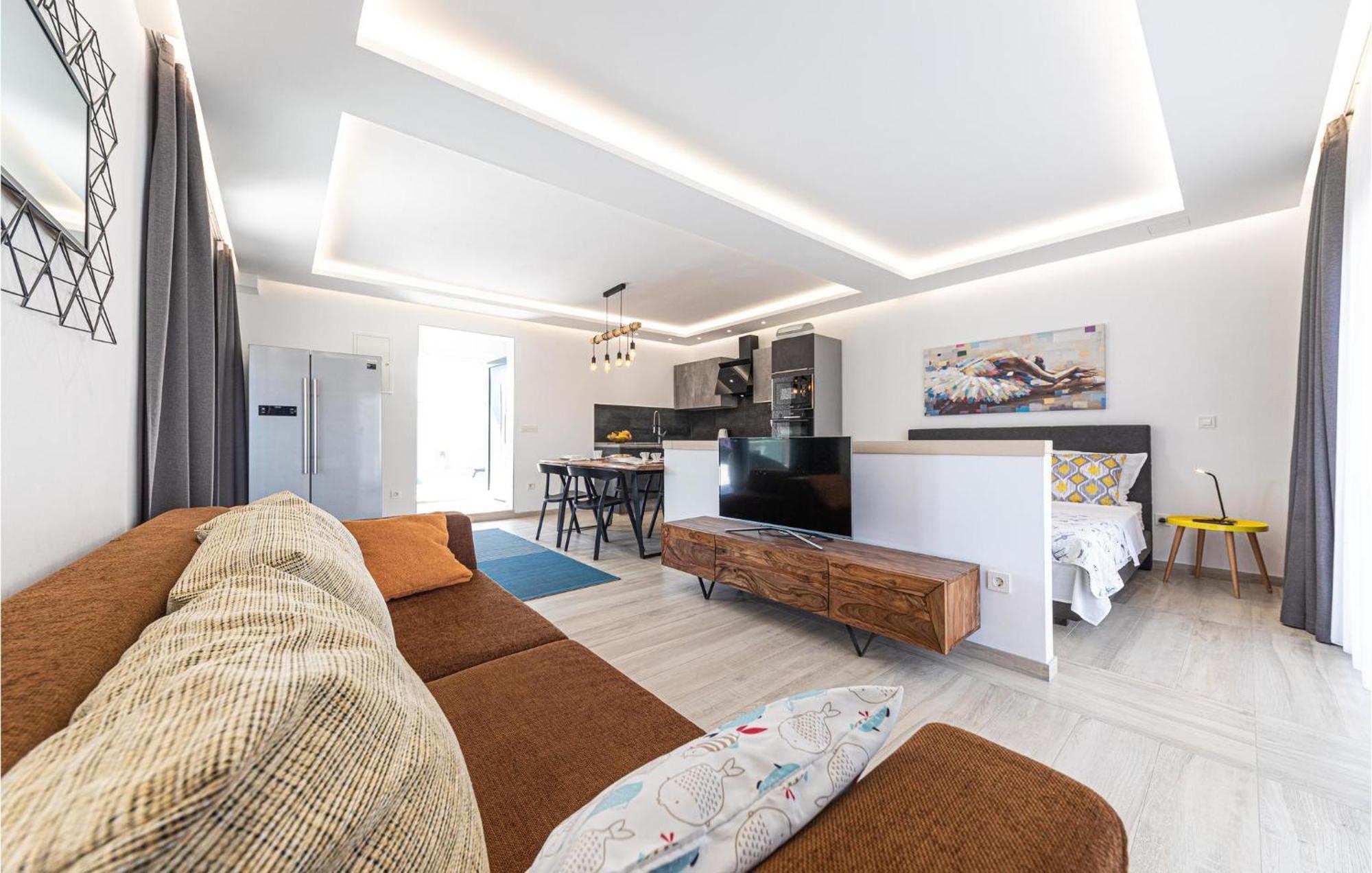 5 Bedroom Cozy Home In Okrug Donji Donji Okrug  Exterior foto