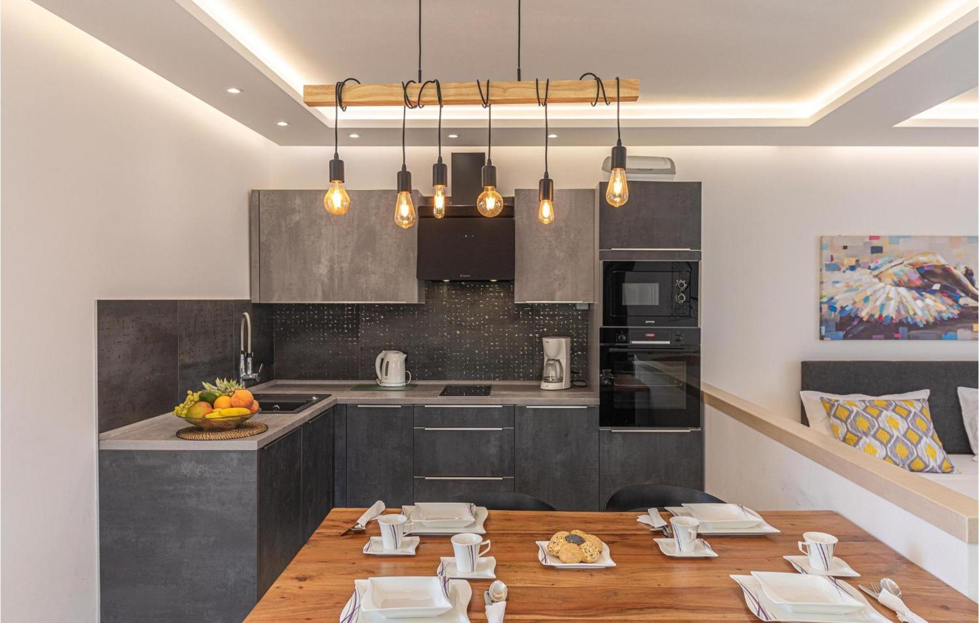 5 Bedroom Cozy Home In Okrug Donji Donji Okrug  Exterior foto