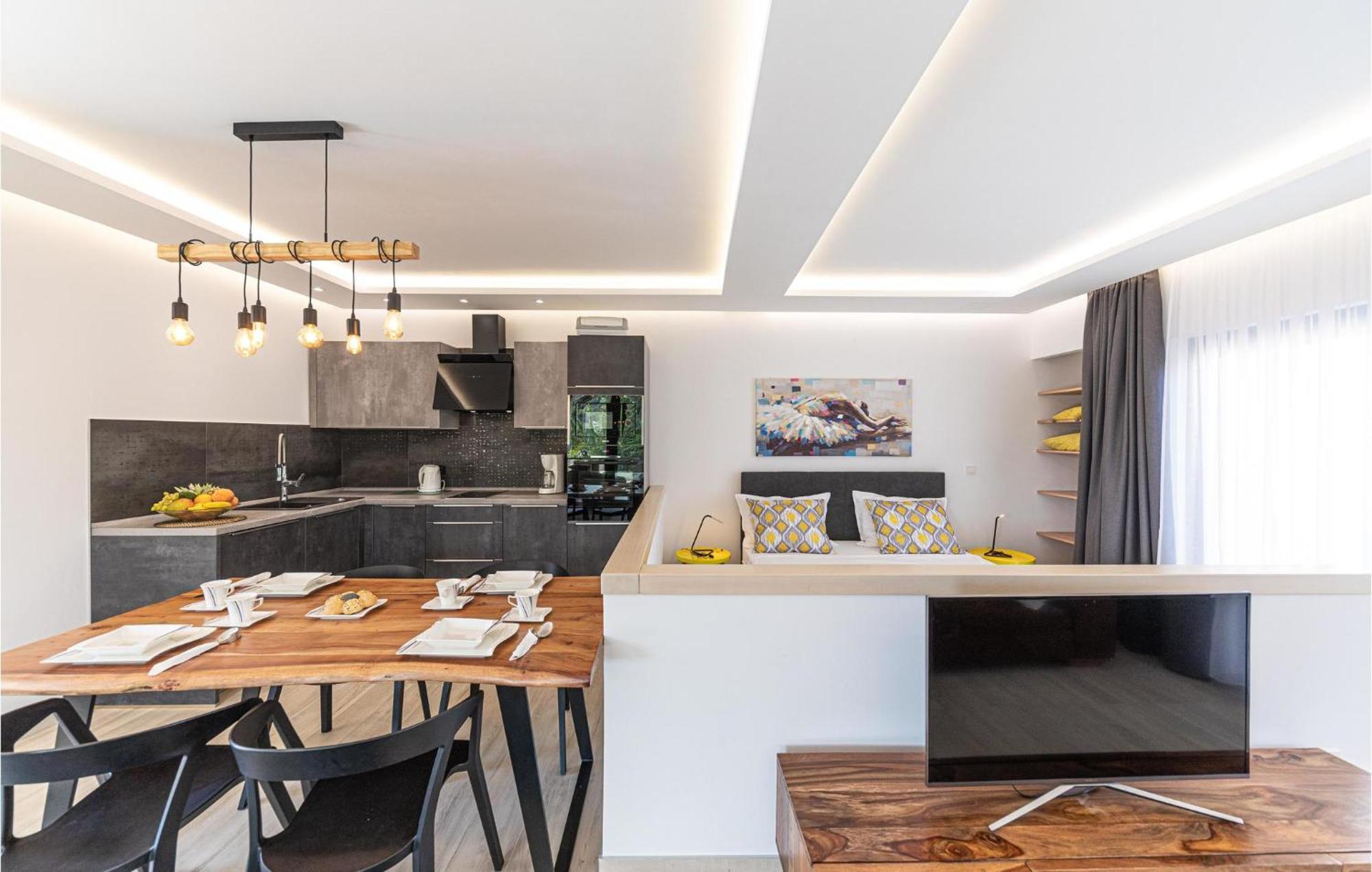 5 Bedroom Cozy Home In Okrug Donji Donji Okrug  Exterior foto