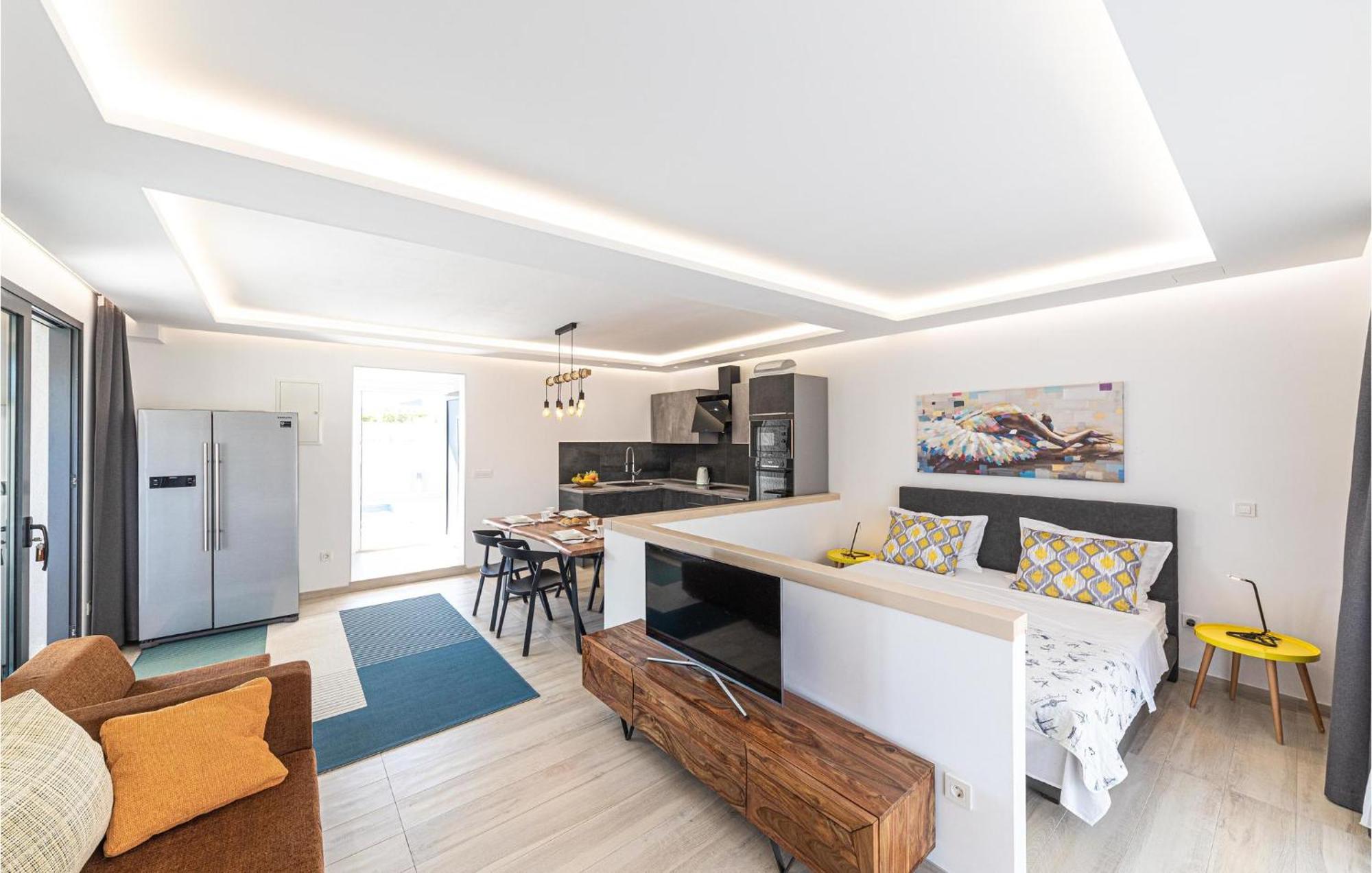 5 Bedroom Cozy Home In Okrug Donji Donji Okrug  Exterior foto