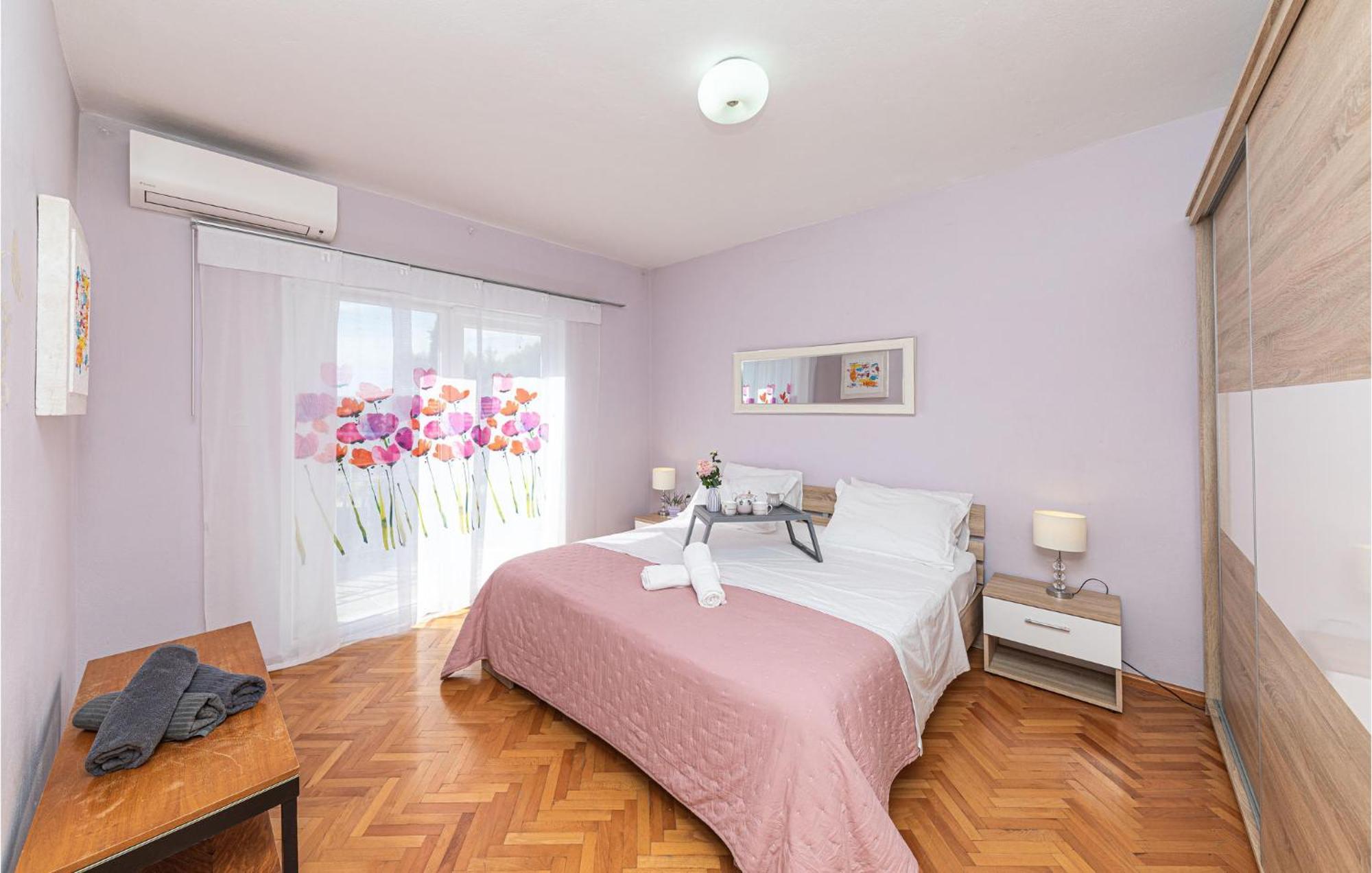 5 Bedroom Cozy Home In Okrug Donji Donji Okrug  Exterior foto