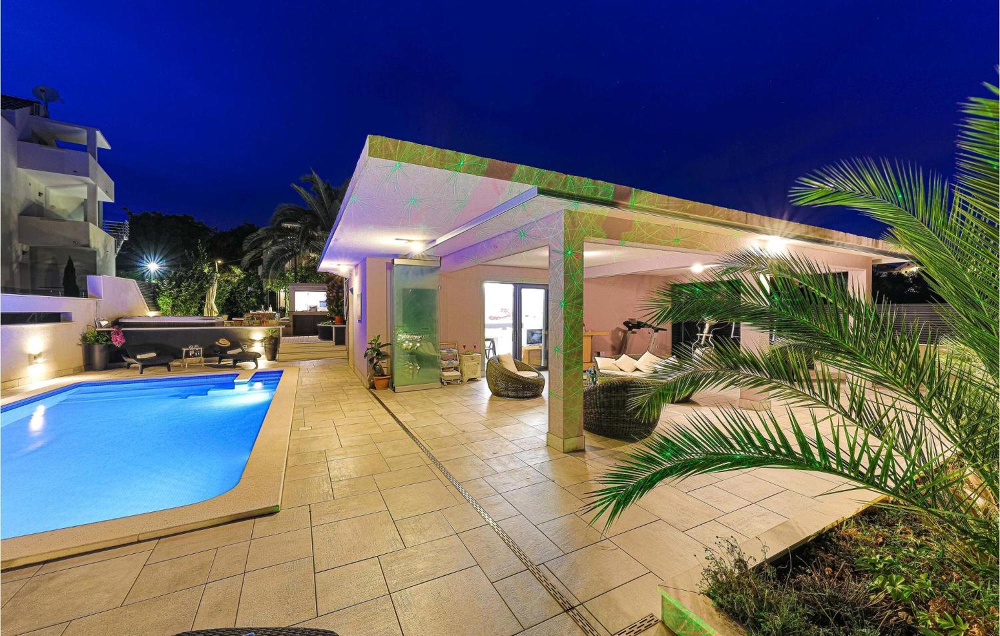 5 Bedroom Cozy Home In Okrug Donji Donji Okrug  Exterior foto