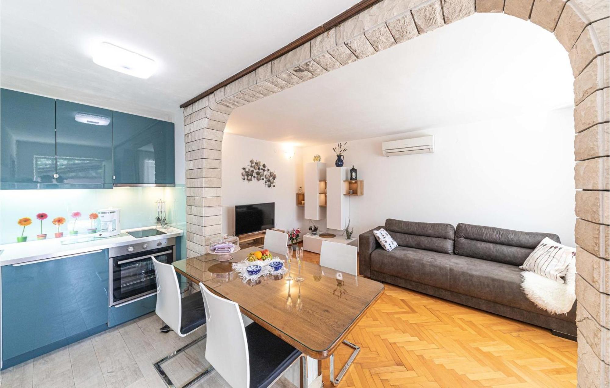 5 Bedroom Cozy Home In Okrug Donji Donji Okrug  Exterior foto