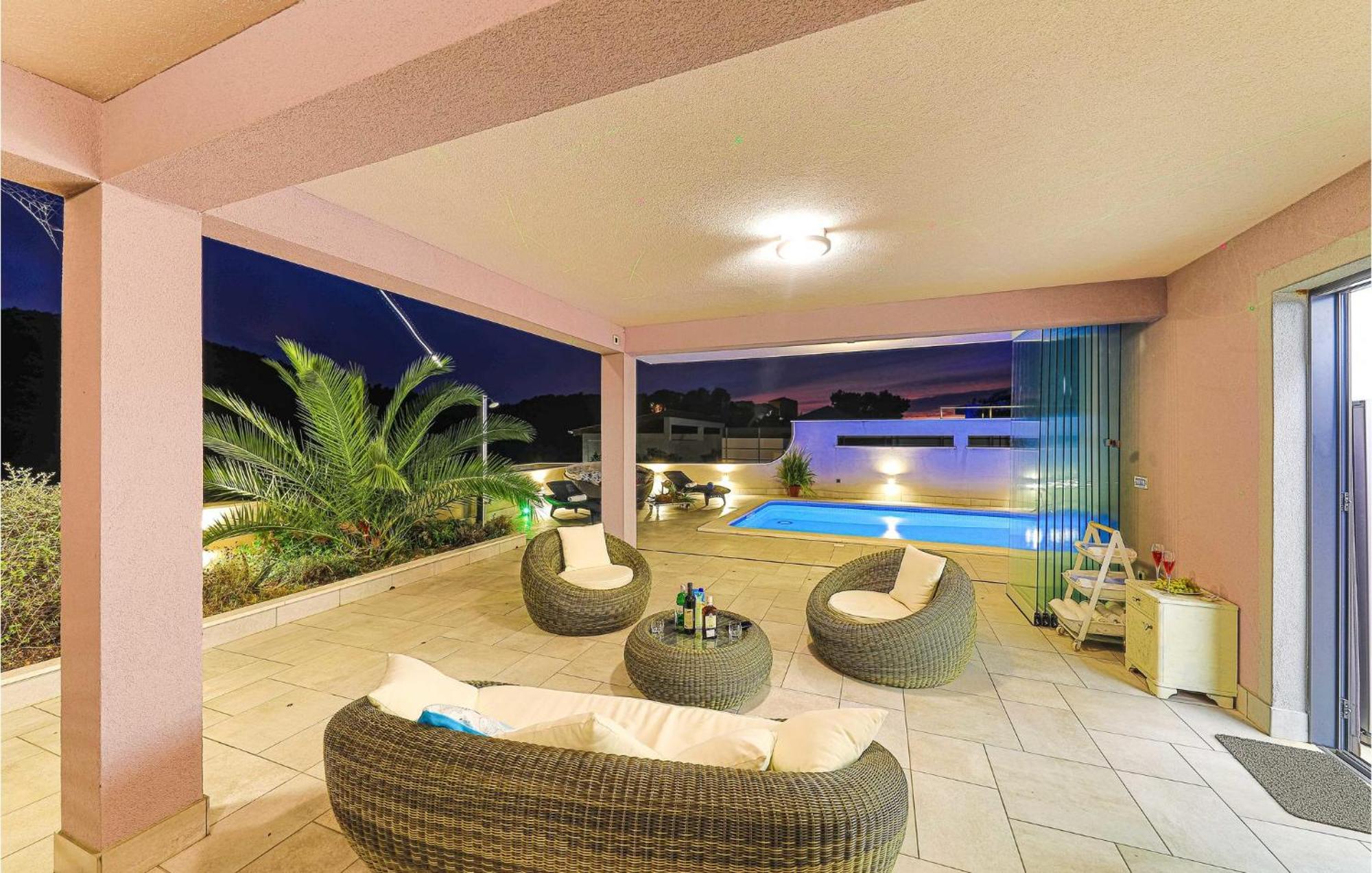 5 Bedroom Cozy Home In Okrug Donji Donji Okrug  Exterior foto