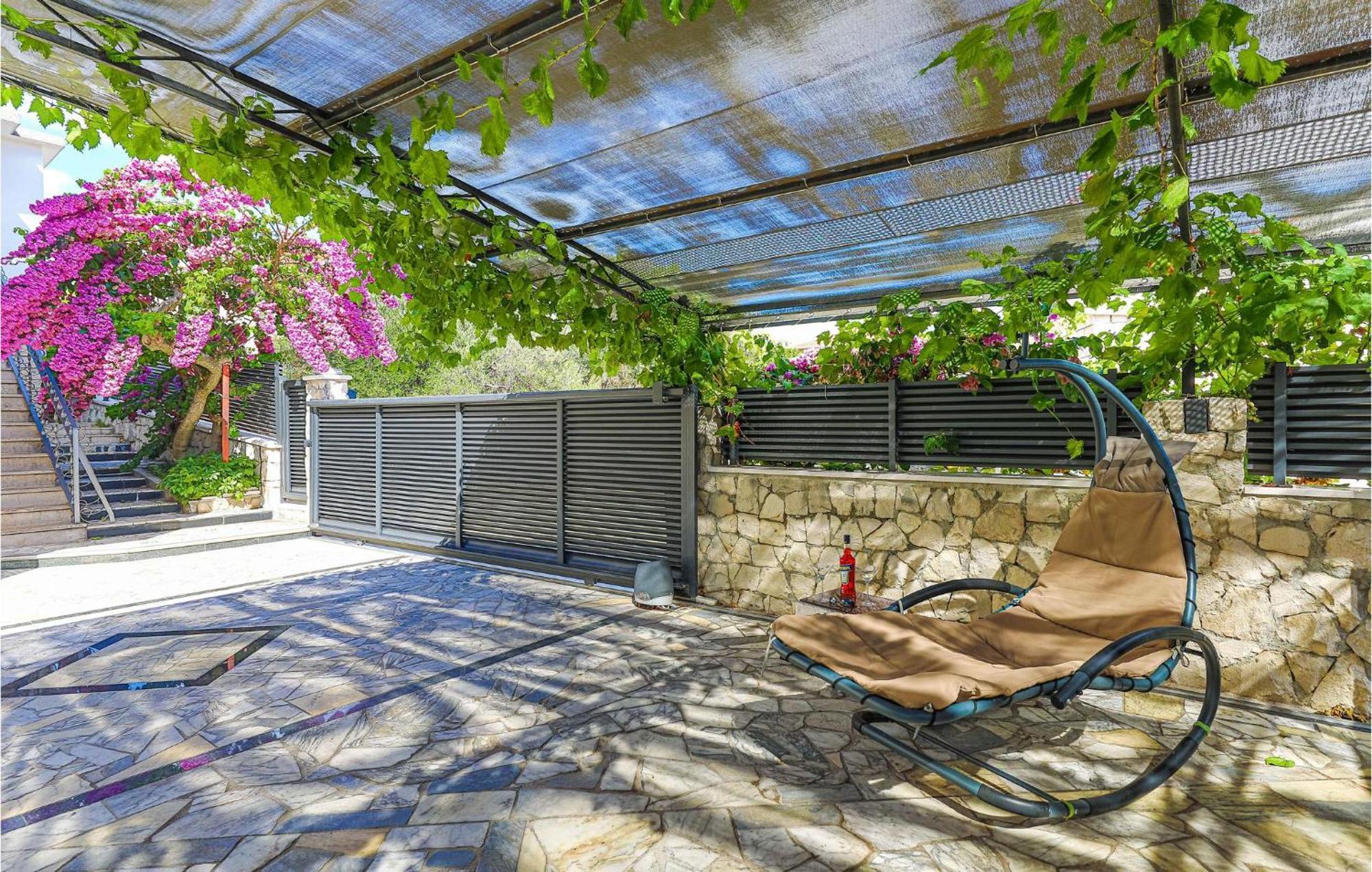 5 Bedroom Cozy Home In Okrug Donji Donji Okrug  Exterior foto