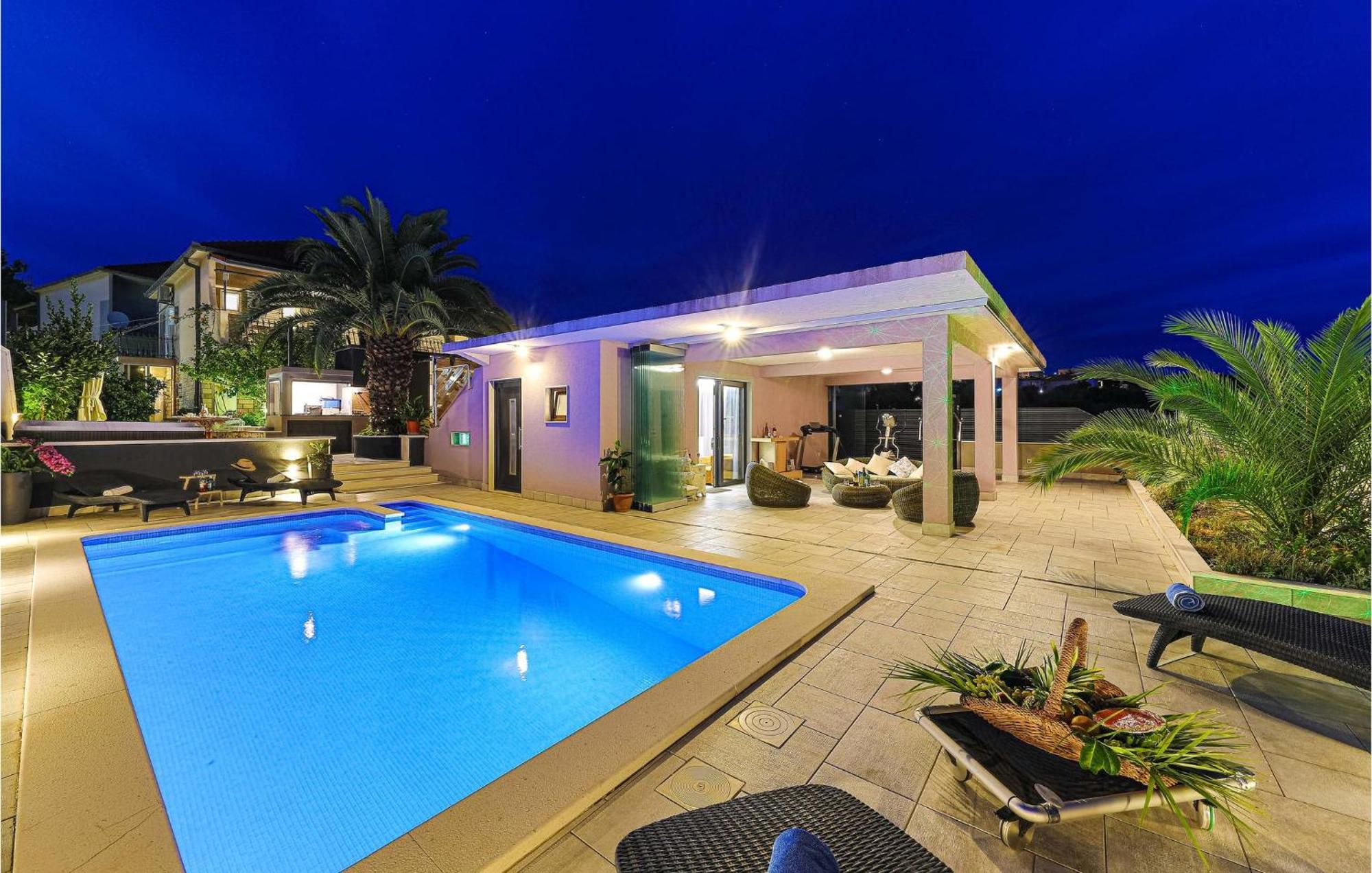 5 Bedroom Cozy Home In Okrug Donji Donji Okrug  Exterior foto