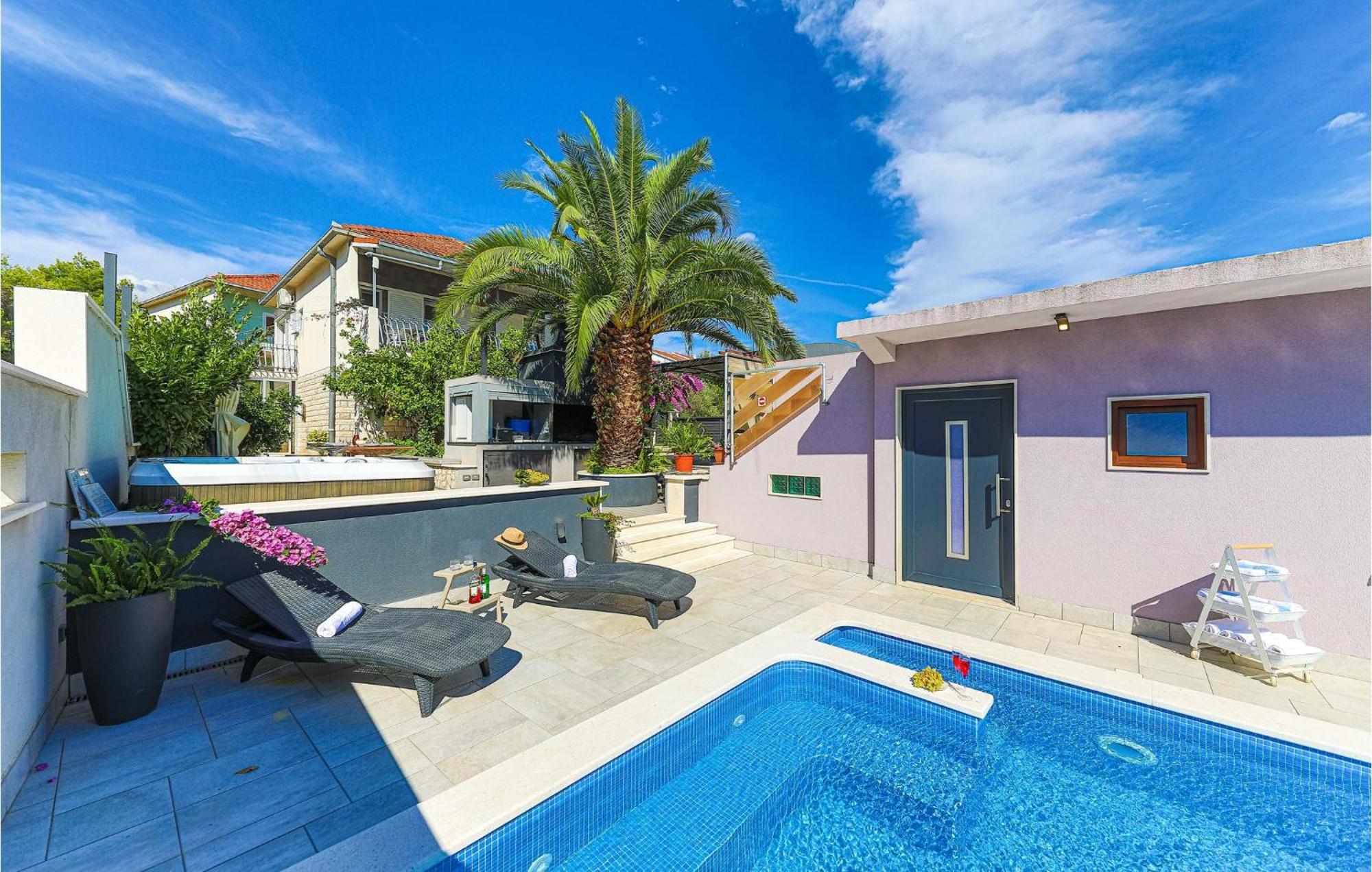 5 Bedroom Cozy Home In Okrug Donji Donji Okrug  Exterior foto